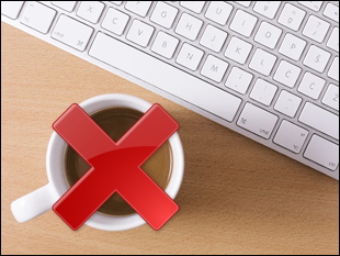 パソコン　液体をそばに置かない